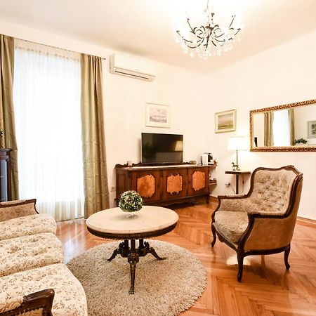 Central Palace Apartment Zara Esterno foto