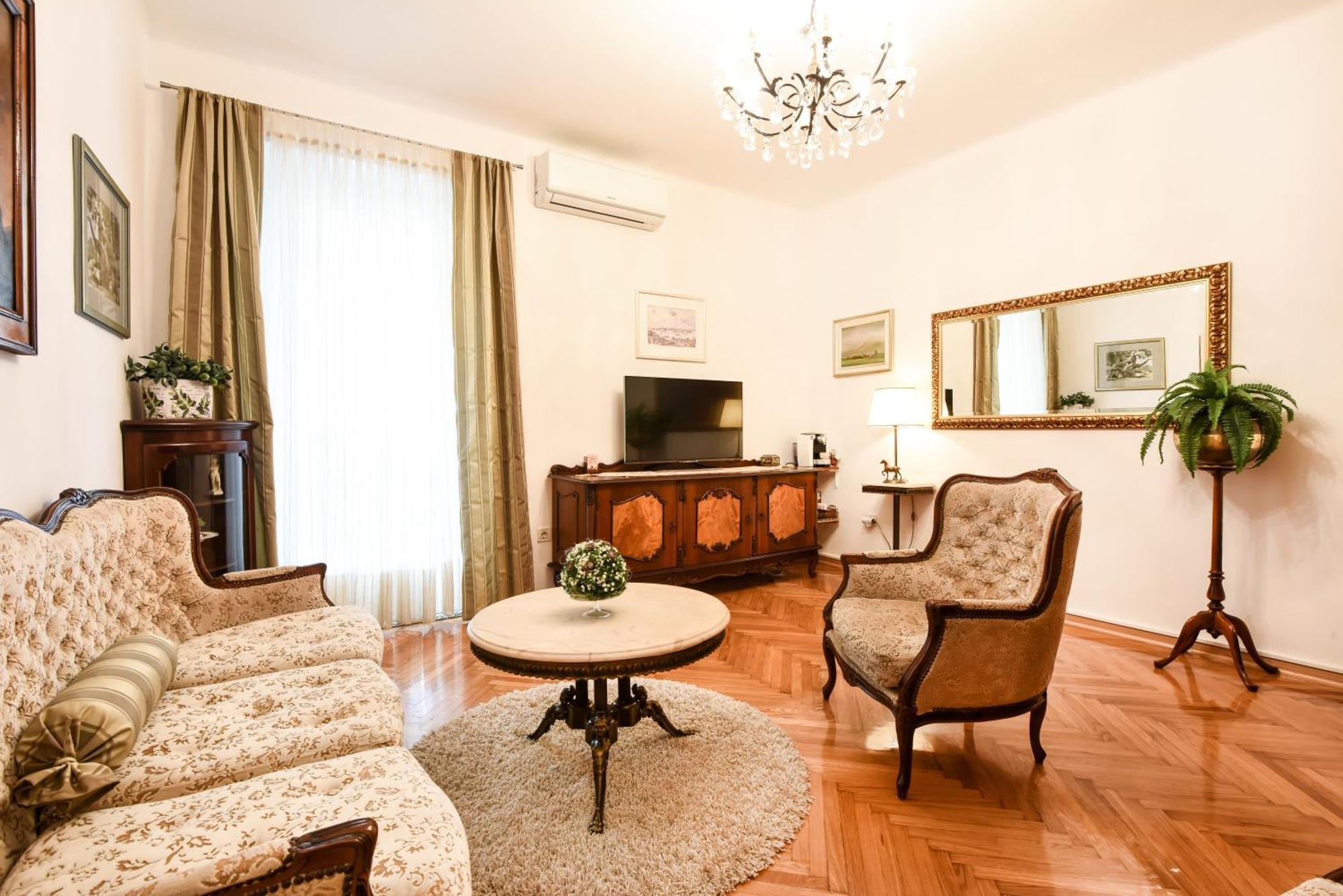 Central Palace Apartment Zara Esterno foto