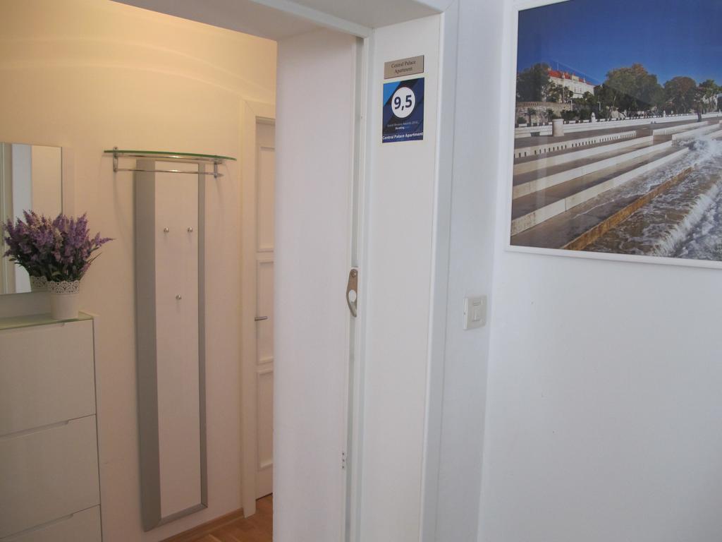 Central Palace Apartment Zara Esterno foto