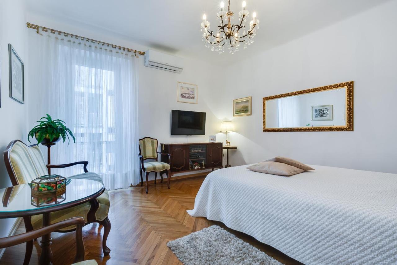 Central Palace Apartment Zara Esterno foto