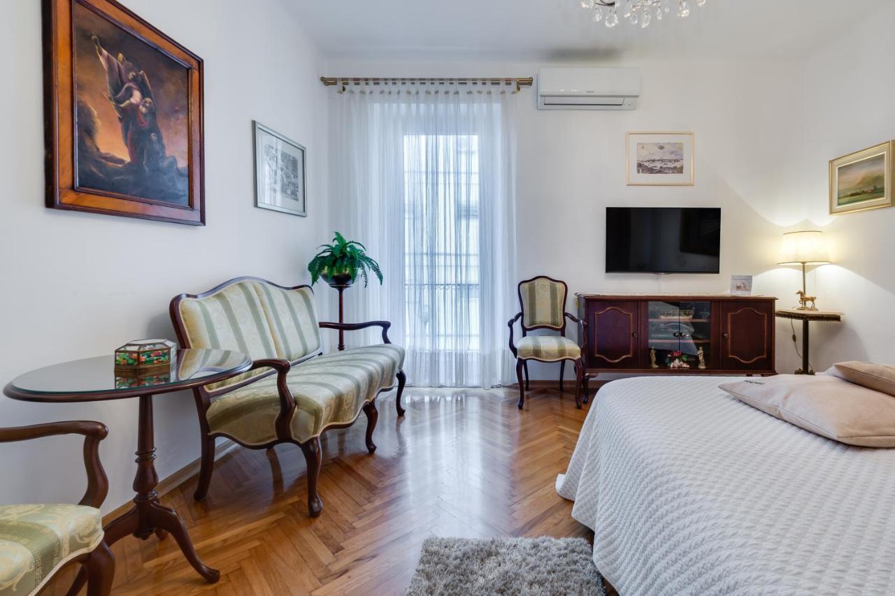 Central Palace Apartment Zara Esterno foto