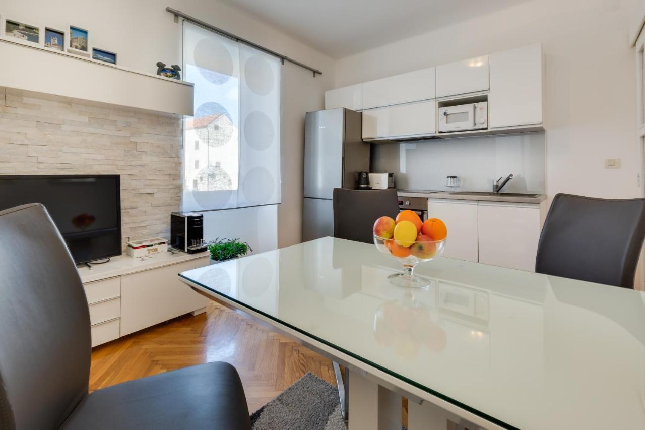 Central Palace Apartment Zara Esterno foto