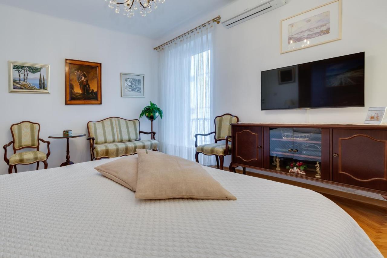 Central Palace Apartment Zara Esterno foto