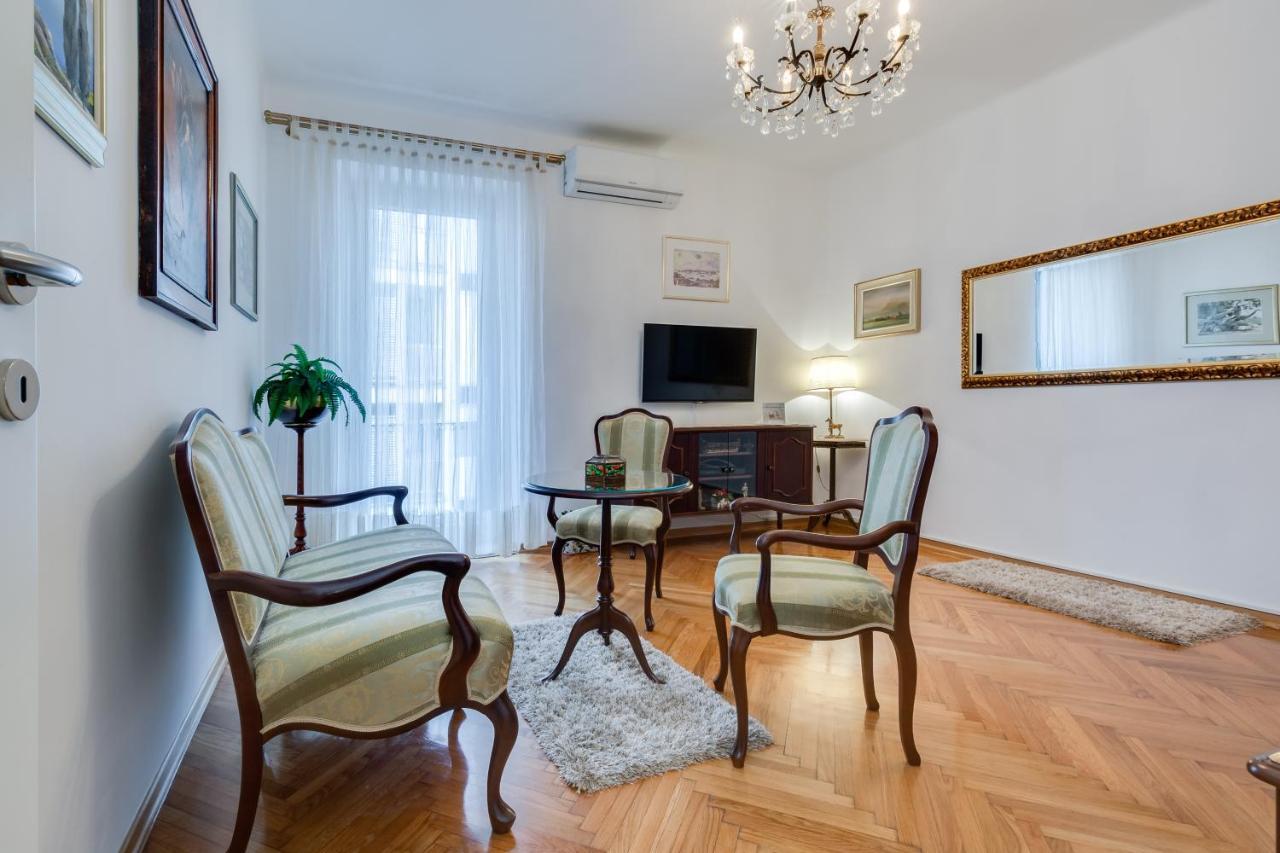 Central Palace Apartment Zara Esterno foto