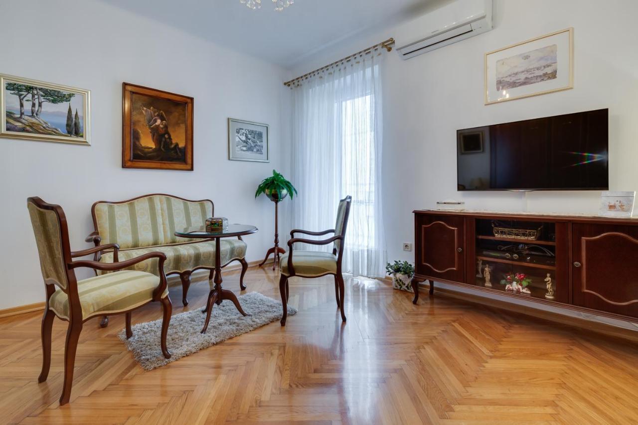 Central Palace Apartment Zara Esterno foto